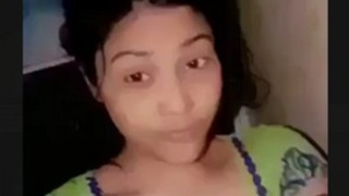 Desi girl shows off her skills in bed in a steamy video