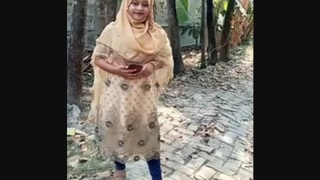 Cute girl from Bengal reveals her sweet pussy