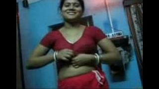Saree-clad wife gives a mind-blowing blowjob in Bangalore