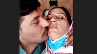 Pakistani aunty and her neighbor uncle in a steamy romance video