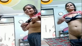 Indian aunty flaunts her boobs and pussy in exclusive video