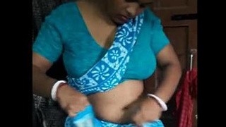 Cleavage and navel bared in blue sare by bubbly housewife