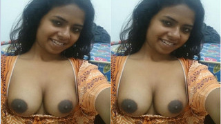 Amateur Tamil girl displays her body in exclusive video