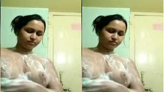 Amateur Bhabhi's nude and naughty bathing session