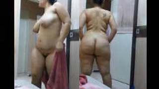 Mature Indian aunty flaunts her big ass in a steamy video