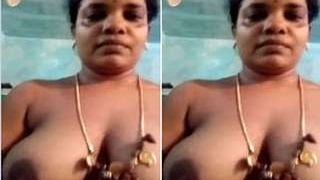 Desi mallu bhabhi gets naughty in the shower