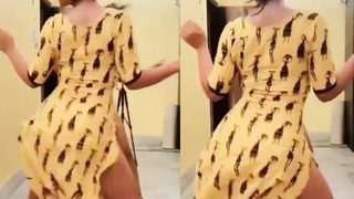 Indian babe's booty dance is a sight to behold