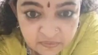 Mallu Aunty's solo nude video featuring big boobs and Indian ass