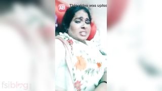 Indian bhabhi flaunts her big boobs in livecam video