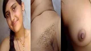 Indian girl in hot video exposing her body and boobs