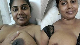 Desi Aunty shows off her pussy and fingers herself in this hot video