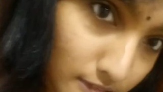 Indian girl exposes her body on MMS