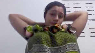 Aunty with big breasts displays herself in a seductive manner