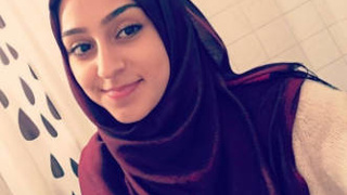 Pakistani girl in hijab moves to the US and shares nude photos in HD