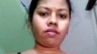 Bangladeshi aunty Bogura's nude selfie and solo porn video