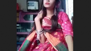 Desi girl in saree is a sight to behold