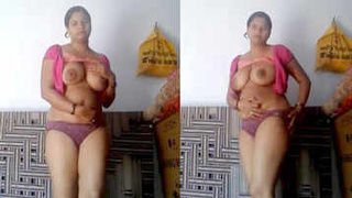 Desi wife shows off her naked body in a steamy video