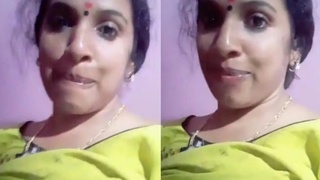 Watch a sexy Indian bhabi flaunt her big boobs