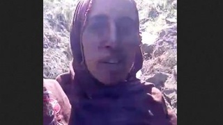 Mature Pakistani aunty gets naughty with her lover in the great outdoors