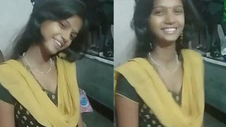 Little cleavage unseen: Desi girl in churidar likes kissing and deep neck pose