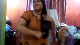 Married Bhabhi flaunts her pussy and ass in steamy video