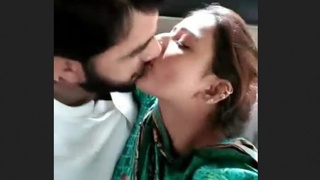 Pakistani couple indulges in steamy action in the car