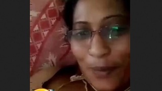 Indian auntie Desi shows off her body on VK
