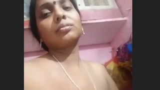 Horny Desi bhabhi fingering herself in hot videos