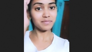 Cute Bengali girl flaunts her body in a seductive video